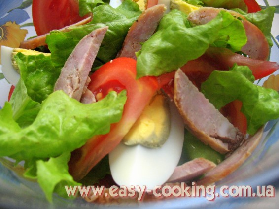 салат с яйцами, помидорами и колбасой