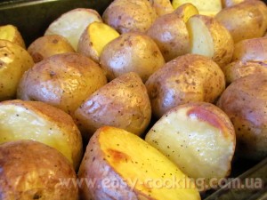 Картопля, запечена в духовці половинками
